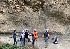 Investigadores, durante una sesión de toma de muestras en un espacio de Sorbas.