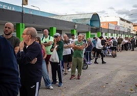 Colas en la Ciudad Deportiva de Maracena para adquirir entradas de cara al encuentro de Copa ante el Valencia.