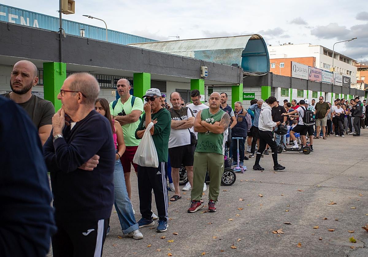 Colas en la Ciudad Deportiva de Maracena para adquirir entradas de cara al encuentro de Copa ante el Valencia.