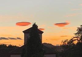 Nubes lenticulares con forma de platillo en el cielo de Granada este lunes al atardecer.