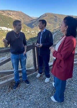 Paco Cuenca y Andrés Chaves junto a Mercedes Garzón
