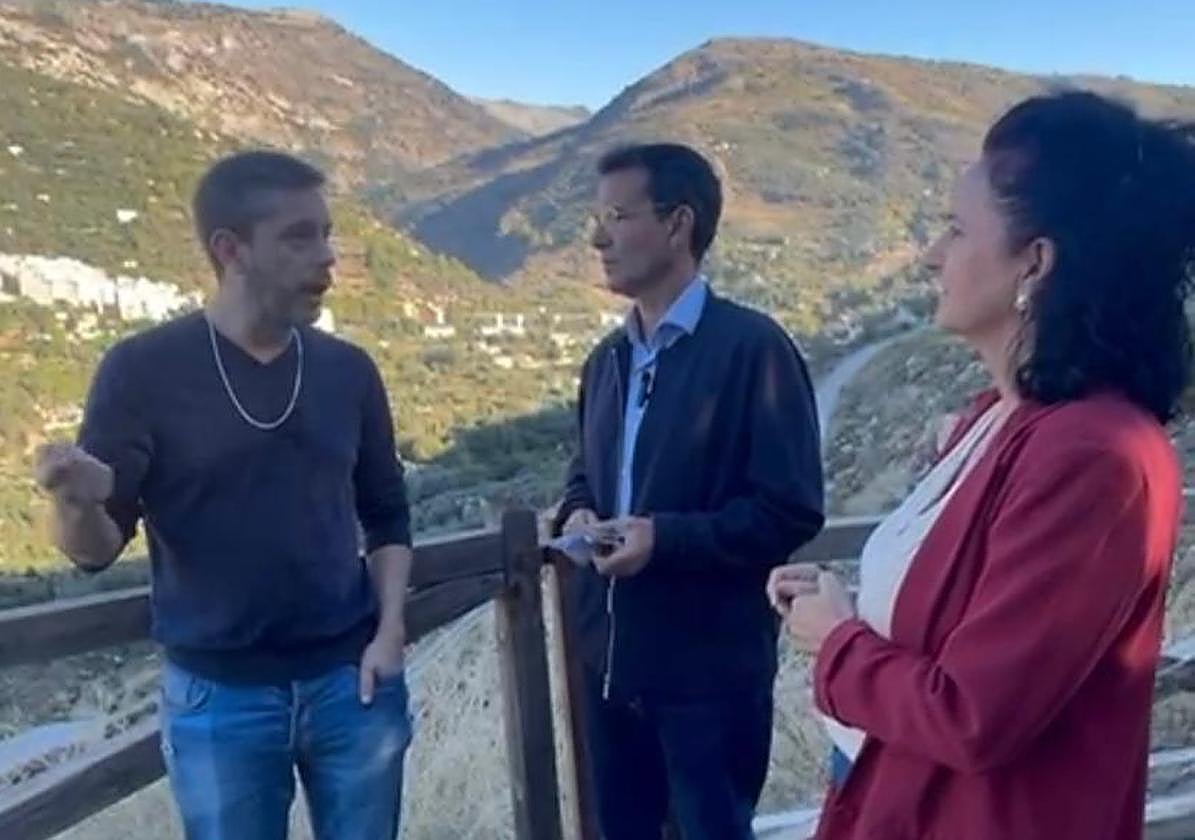 Paco Cuenca y Andrés Chaves junto a Mercedes Garzón