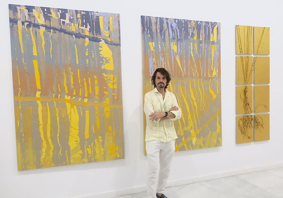 Los secaderos de tabaco, reflejados en la pintura de Carreño, que posa ante sus obras.