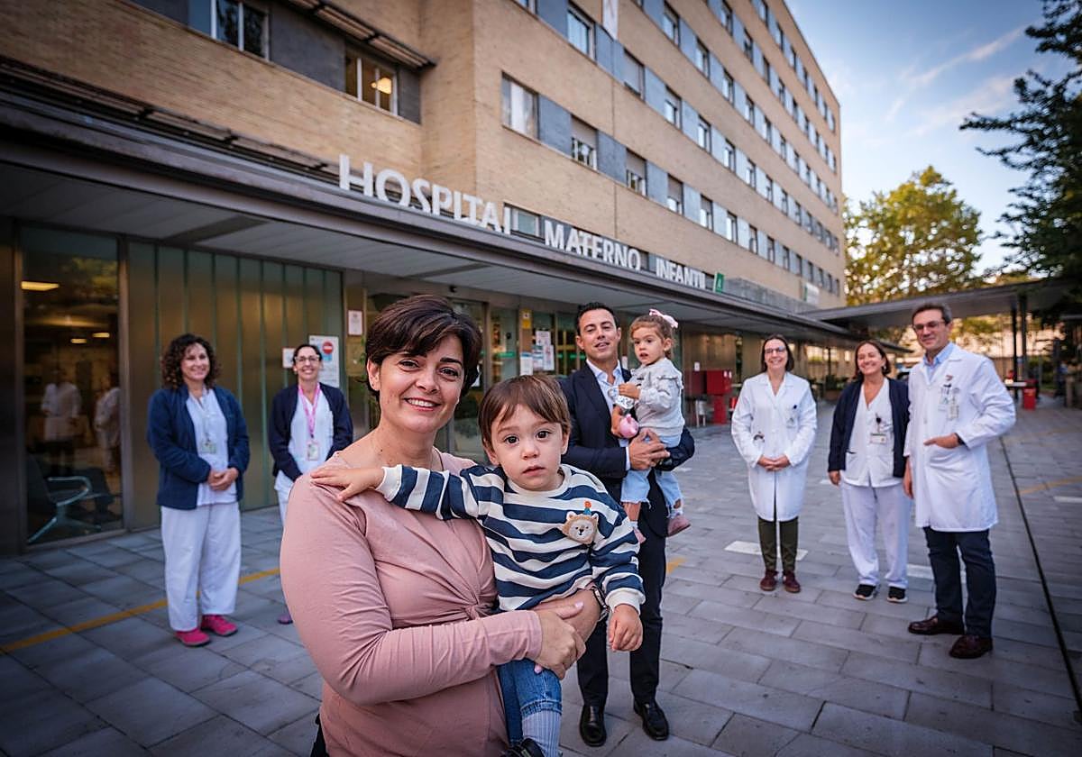 Estefanía con su niño en brazos, su marido con la hija mayor, y el equipo del hospital Materno-Infantil Virgen de las Nieves.