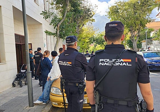 Agentes de la Policía Nacional frente al juzgado.