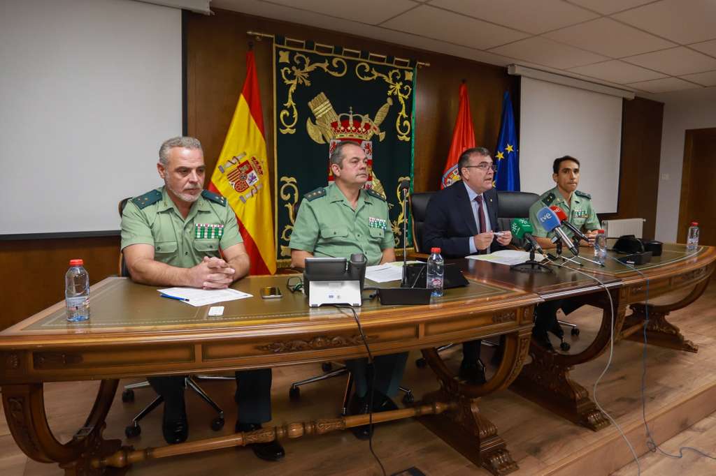 El subdelegado del Gobierno, José Antonio Montilla, junto a altos cargos de la Guardia Civil de Granada.