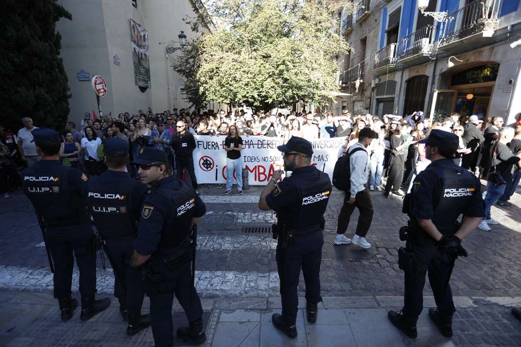 Las imágenes de los enfrentamientos por el acto de Vito Quiles en Granada