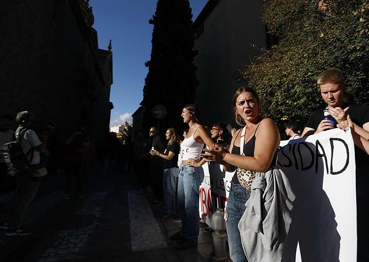 Imagen secundaria 1 - Vito Quiles enardece la plaza de Derecho de Granada con una breve aparición