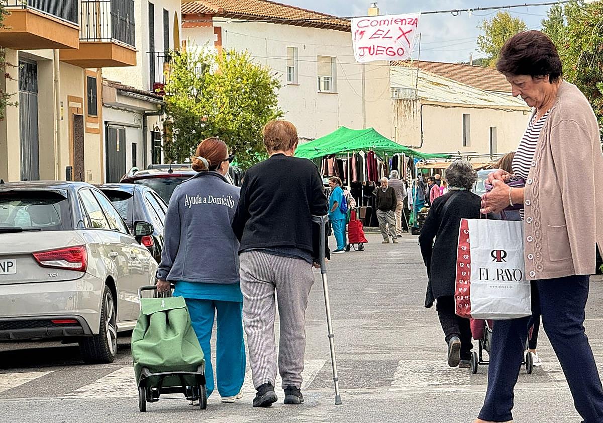 Imagen principal - El pueblo de Granada lleno de inquietantes mensajes por Halloween: «No cerréis los ojos, estoy más cerca que nunca»