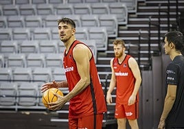 Iván Aurrecoechea y Edu Durán, al fondo, en un entrenamiento.