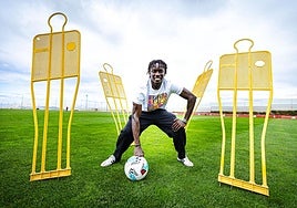 Souleymane Faye imita a Luffy, el protagonista de la serie de dibujos animados 'One Piece', de la que el senegalés es fan declarado.