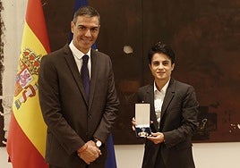 María Pérez recoge la Medalla de Oro de la Real Orden al Mérito Deportivo de Pedro Sánchez.