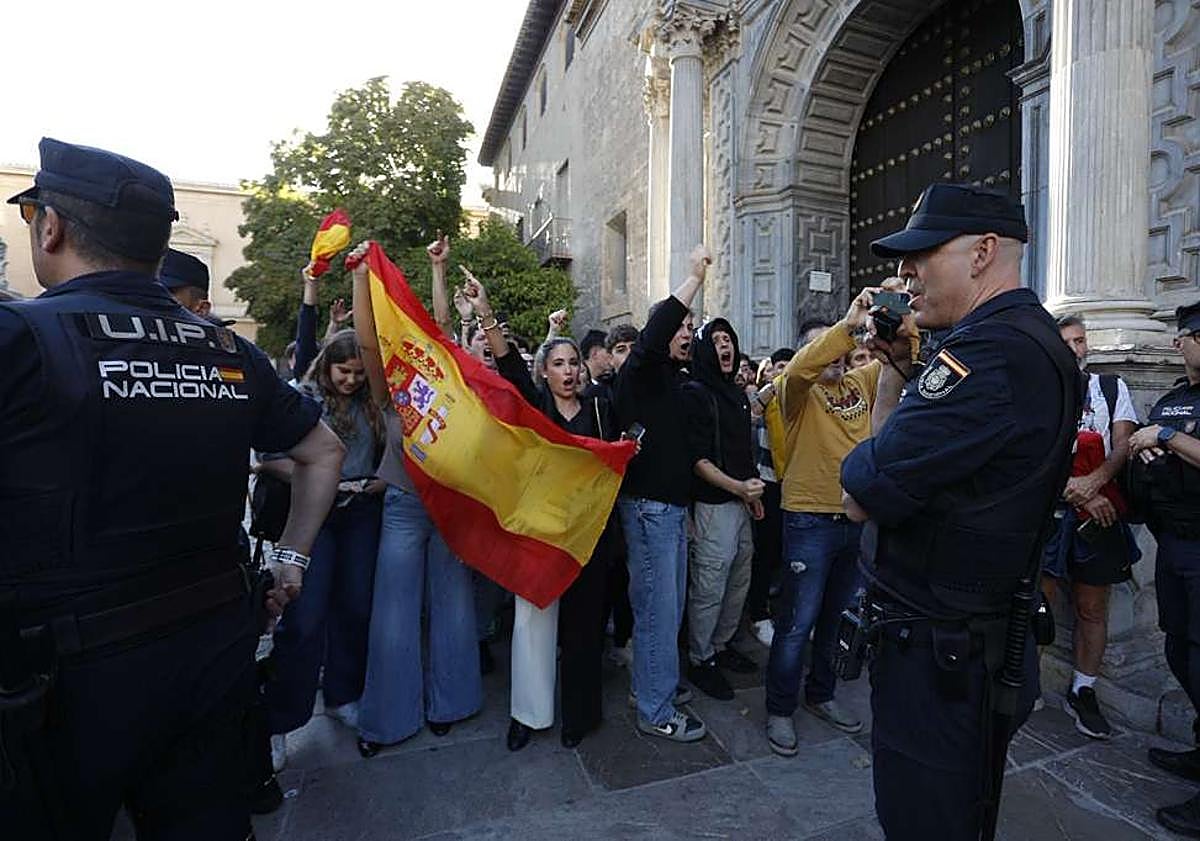 Imagen principal - Vito Quiles enardece la plaza de Derecho de Granada con una breve aparición