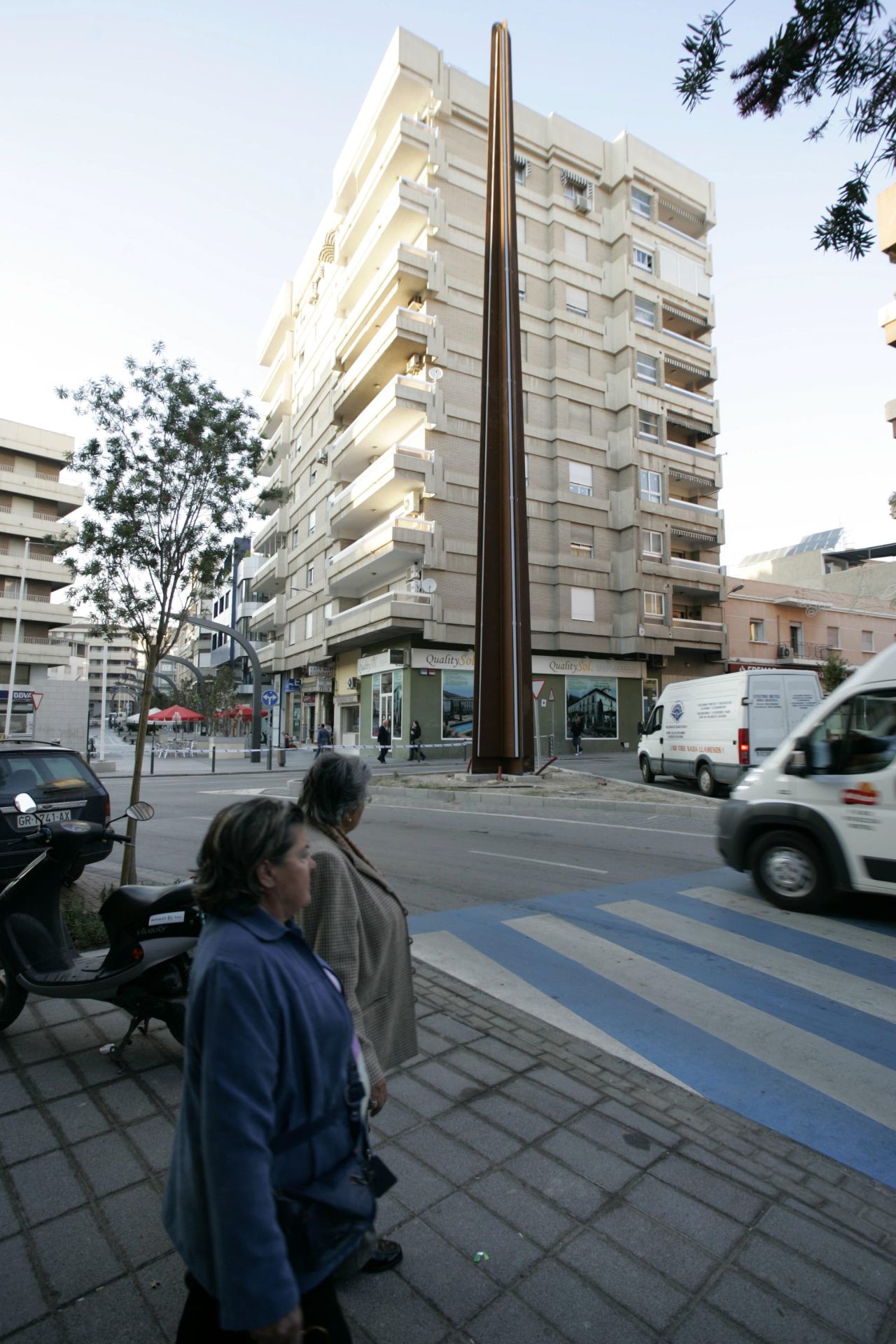 Fotografía de archivo del obelisco de Motril.