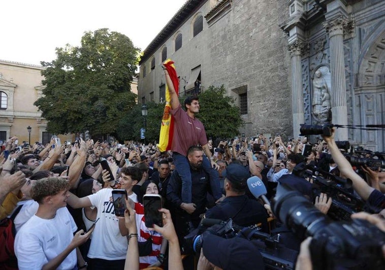 Vito Quiles enardece la plaza de Derecho de Granada con una breve aparición