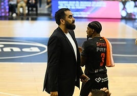 Ramón Díaz y Micah Speight se cruzan en el partido contra el Baskonia.