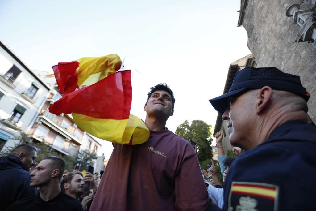 Las imágenes de los enfrentamientos por el acto de Vito Quiles en Granada