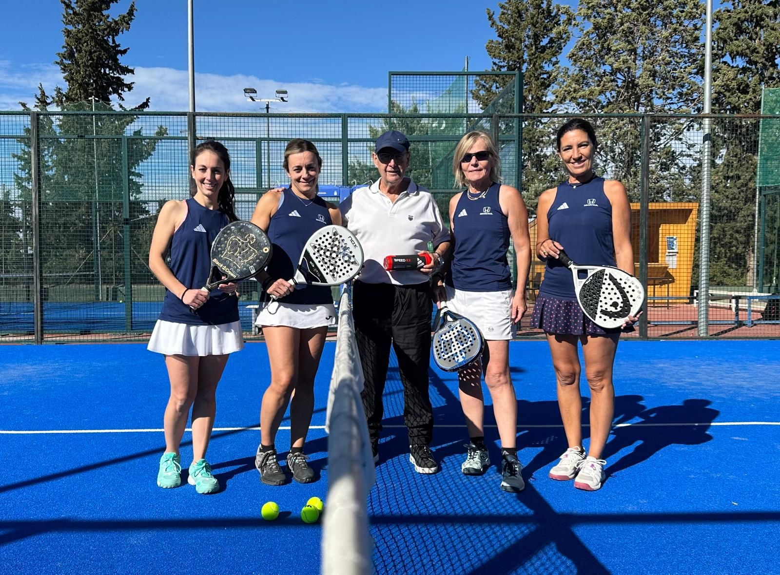 Las finalistas en el cuadro femenino, junto al presidente de la RST Miguel Martínez Pozo.