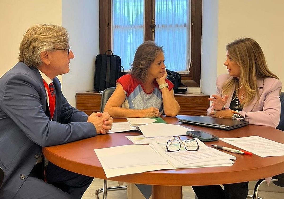 Reunión de la alcaldesa de Linares con la consejera de Sostenibilidad.