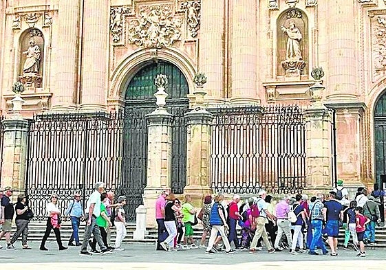Turistas en la Plaza de Santa María de la capital, en una imagen de archivo.