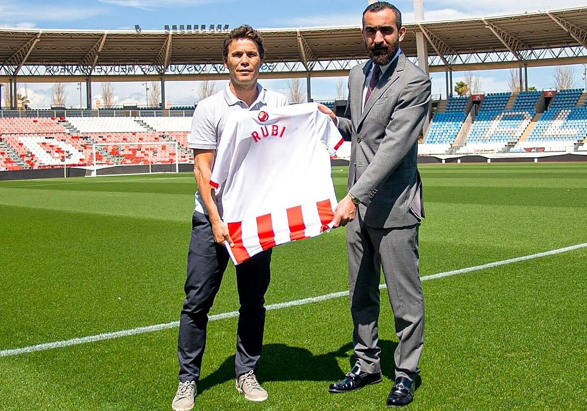 Rubi porta la camiseta con su nombre, entregada por El Assy, en 2021.