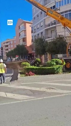 El obelisco de Motril cae al suelo durante su retirada Una grúa estaba quitando la escultura cuando se ha desprendido y ha volcado