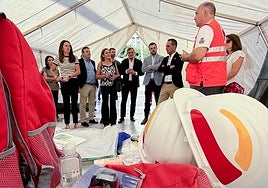 Visita de los representantes institucionales a una de las carpas de emergencia instalada en la Rambla.