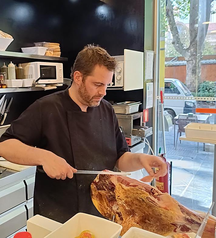 Imagen secundaria 2 - Las tres caras tras Mariscal Delicatessen, referente gastronómico de Granada desde 1912