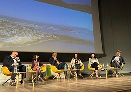 María del Mar Vázquez (segunda a la derecha), en el foro celebrado en Galicia.