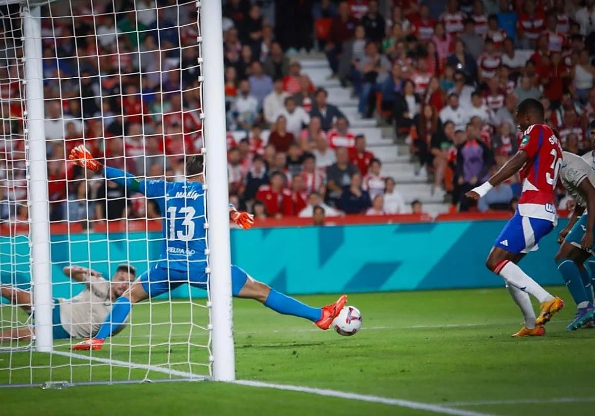 Siren Diao marca el gol decisivo contra el Córdoba en Los Cármenes la temporada pasada.