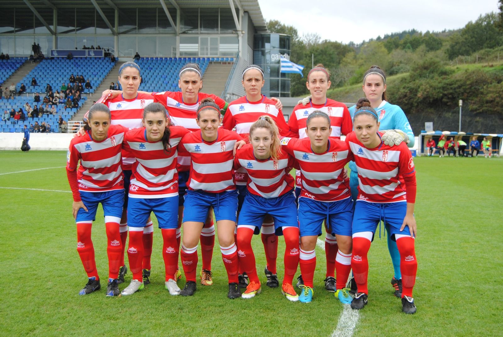 Lauri y Lula, abajo y en el centro, posan con el antiguo Granada femenino.