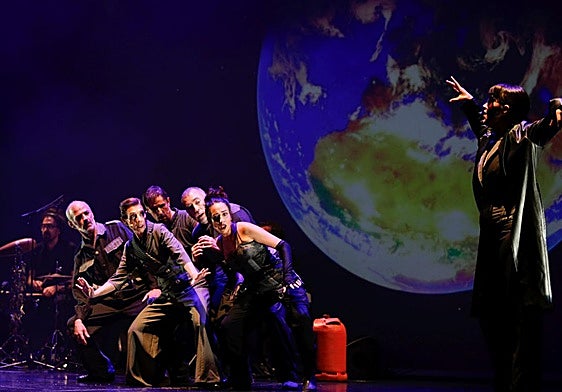 La compañía Laviebel, durante el espectáculo 'El viaje', en el teatro CajaGranada, dedicado al 50 aniversario del Innstituto de Astrofísica de Andalucía.