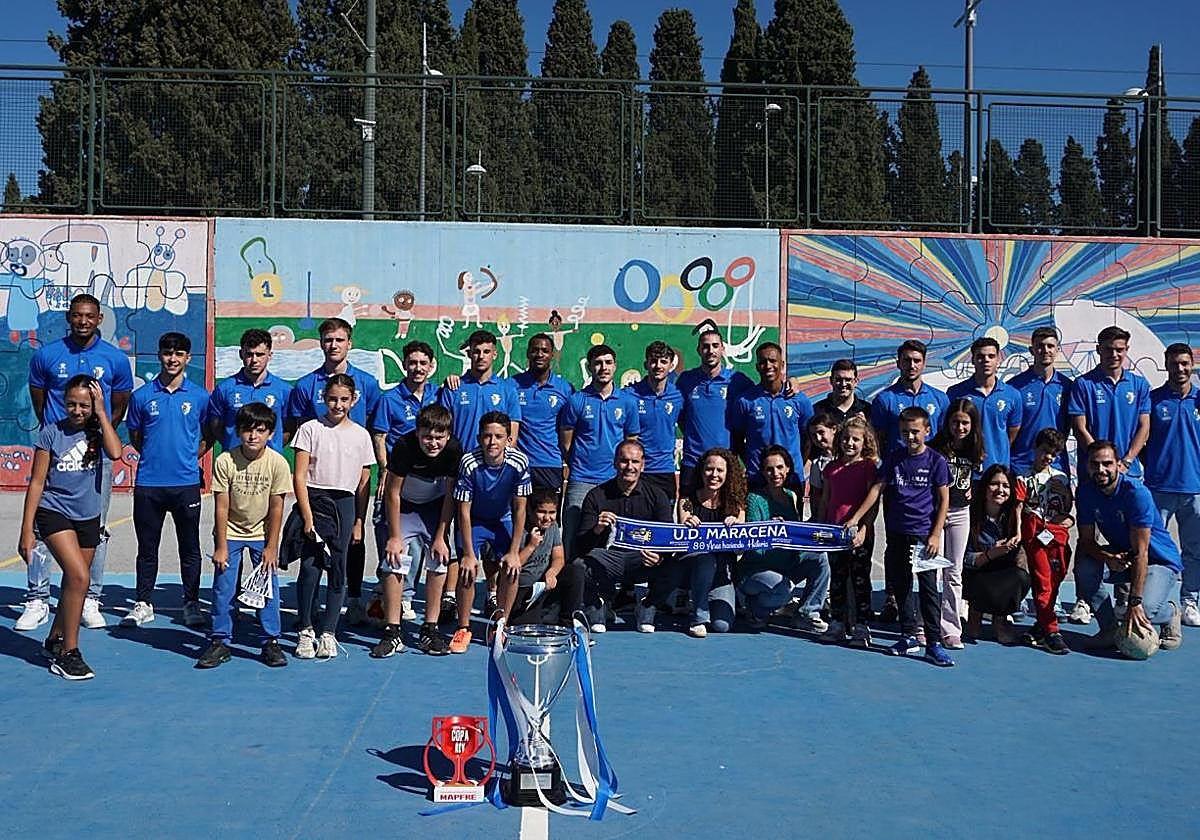 La plantilla del Maracena posa con los alumnos del Emilio Carmona.
