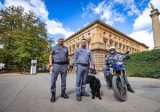 En la Alhambra existe un equipo amplio de vigilantes de seguridad, de la empresa Securitas, con quien se acaba de firmar un contrato nuevo, en el que se le exigieron ya avances tecnológicos punteros.