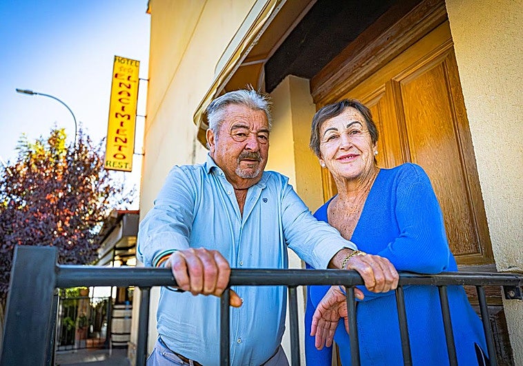 Los propietarios del Hostal el Nacimiento, en Deifontes.