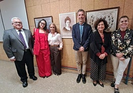 Los participantes en el acto posan junto al retrato de Gertudris Martínez en la Facultad de Farmacia.