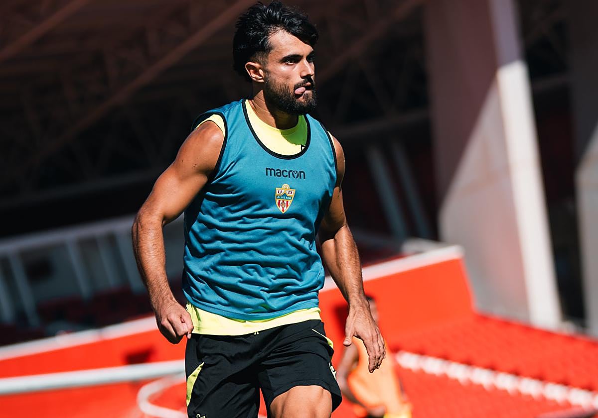 Arnau entrenando con el Almería a pocos días de medirse al Castellón