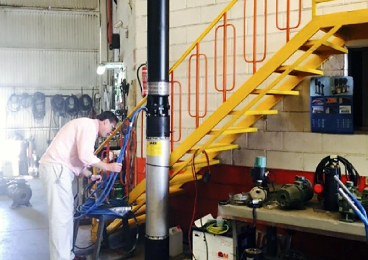 El profesor Moreno junto a un prototipo de bomba hidráulica