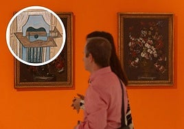 En la imagen principal, vista de la exposición donde debía ser expuesto el cuadro. A la izquieda, la obra desaparecida.