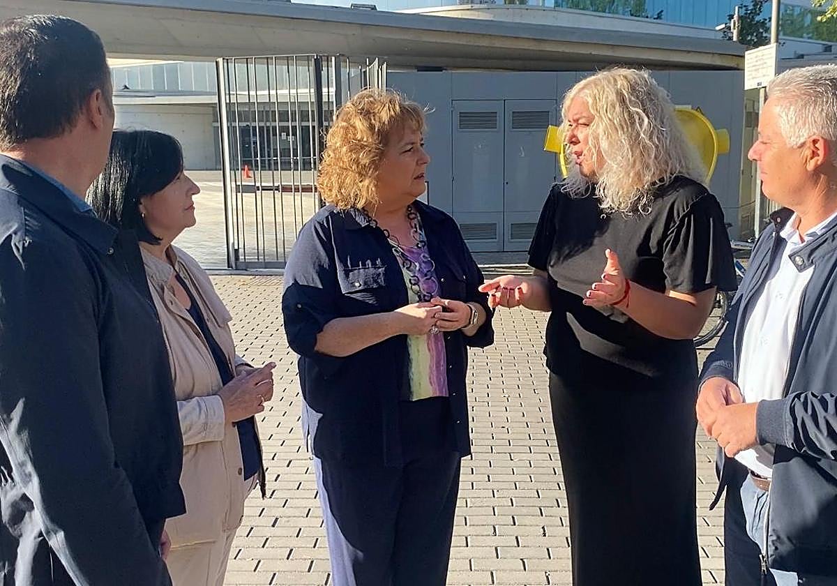 Flor Almón junto a otros miembros del grupo socialista en la Diputación de Granada