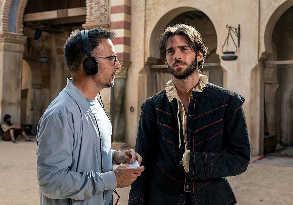 El actor Julio Peña, que encarna a Cervantes, junto al director Alejandro Amenábar.