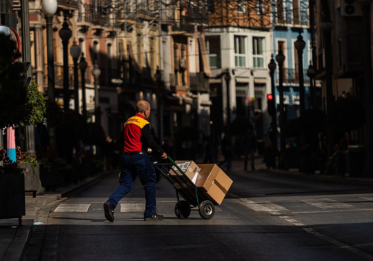 Un profesional del sector de la logística en Granada.