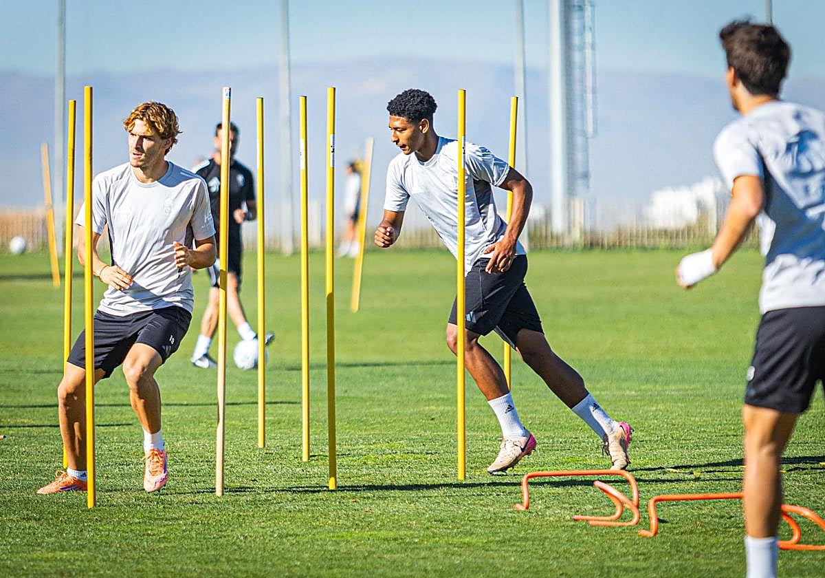 Owen, en el centro, durante el entrenamiento del Granada este viernes.