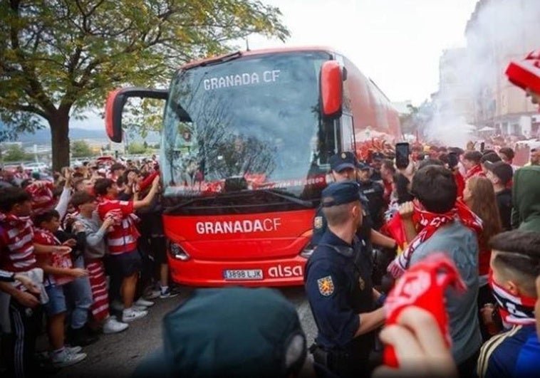 Los recibimientos al autobús del Granada vuelven cuatro partidos después