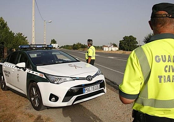 Un camionero revienta una rueda en la A-4, se pone a esnifar cocaína y lo sorprende la Guardia Civil
