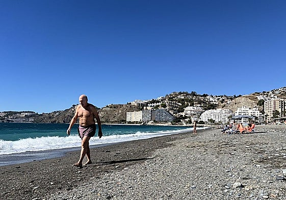 Bañistas en la playa de San Cristóbal de Almuñécar.