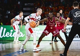 Jonathan Rousselle con el balón.
