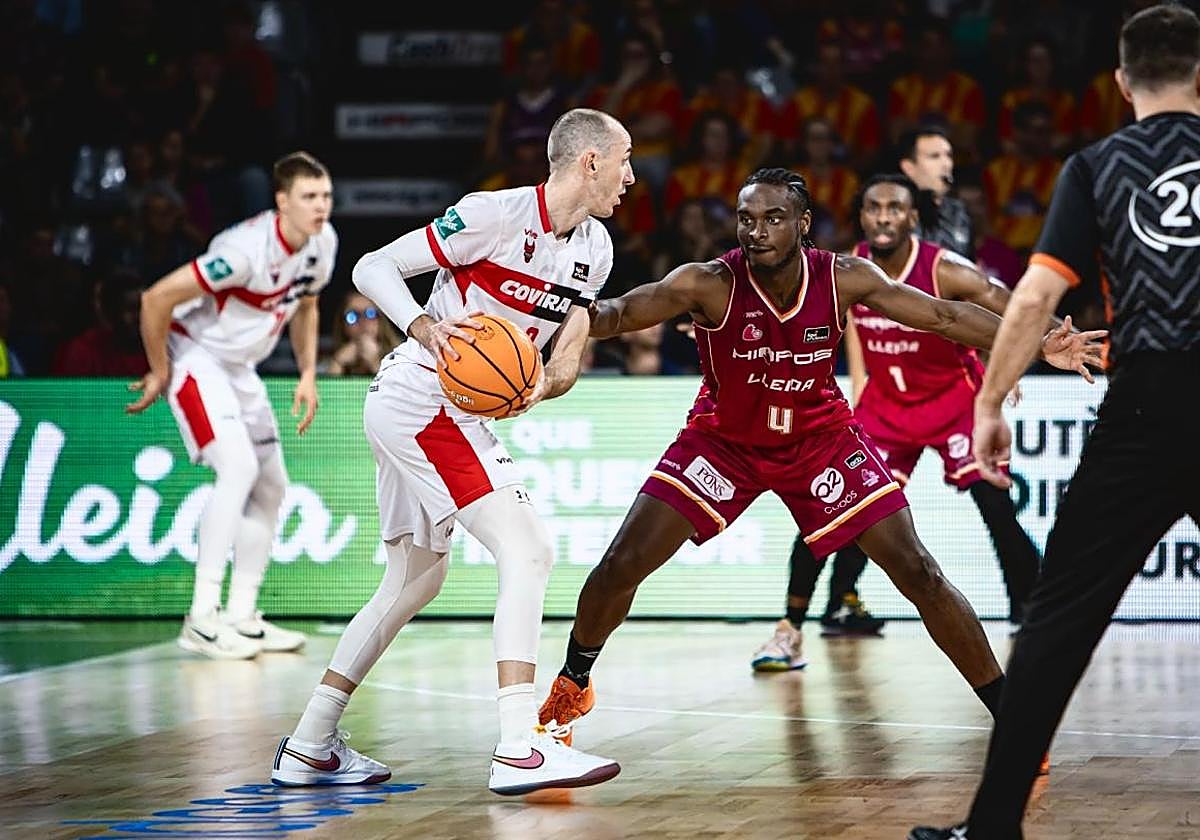 Jonathan Rousselle con el balón.