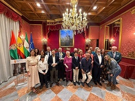 La familia León-Guerra tras recibir la distinción