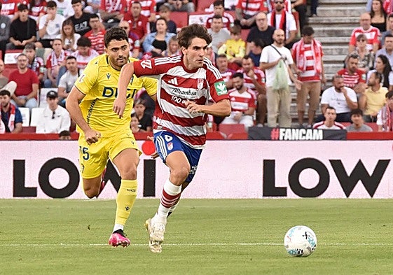 Pedro Alemañ intenta avanzar con el balón.